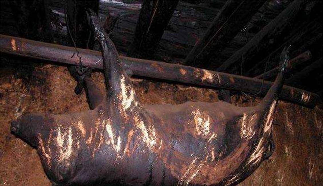房梁上悬挂53年的四川臭猪肉，仅限招待贵宾，这肉真的还能吃吗？