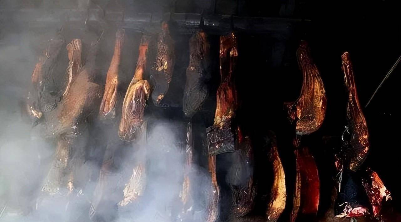 房梁上悬挂53年的四川臭猪肉，仅限招待贵宾，这肉真的还能吃吗？
