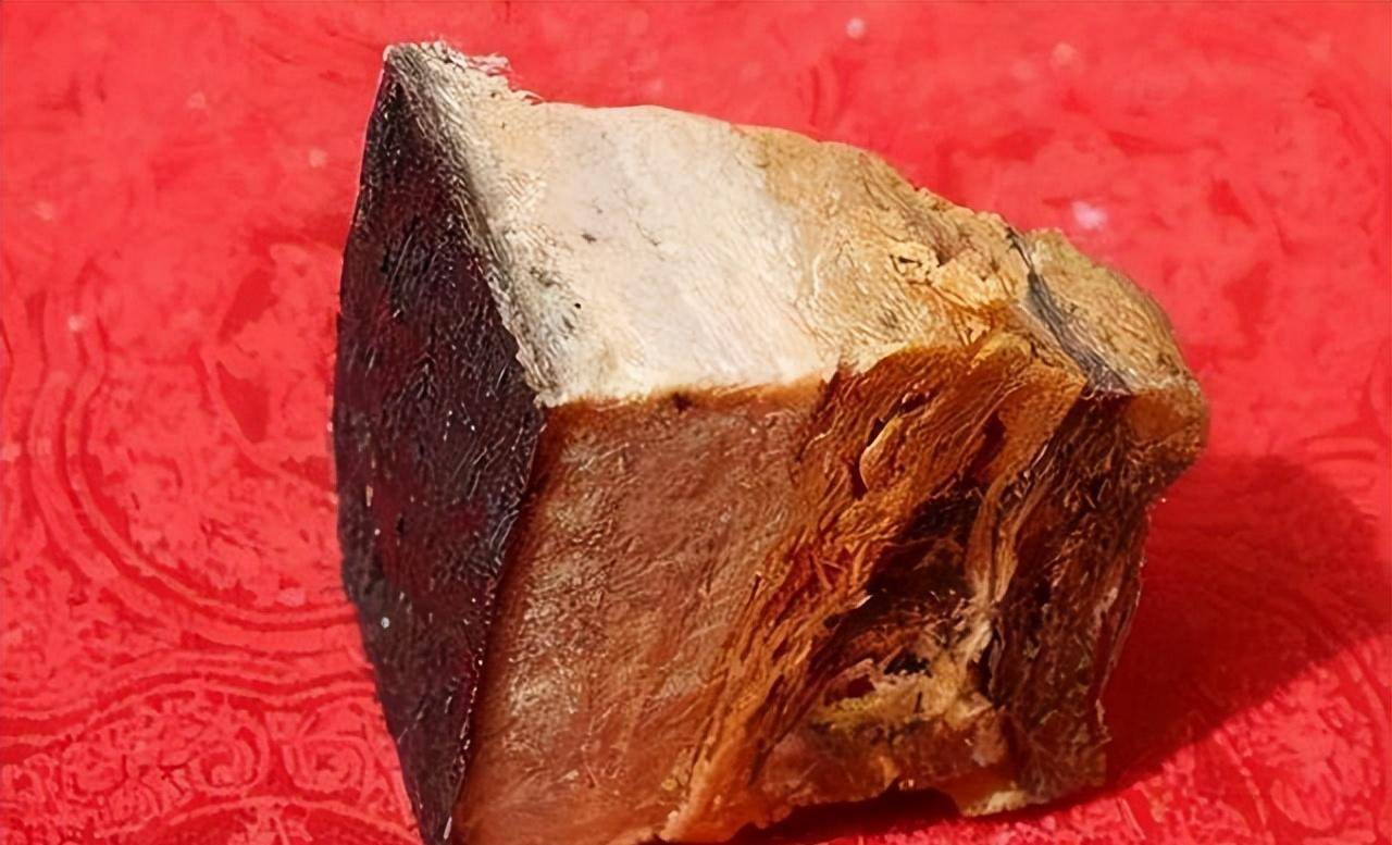 房梁上悬挂53年的四川臭猪肉，仅限招待贵宾，这肉真的还能吃吗？