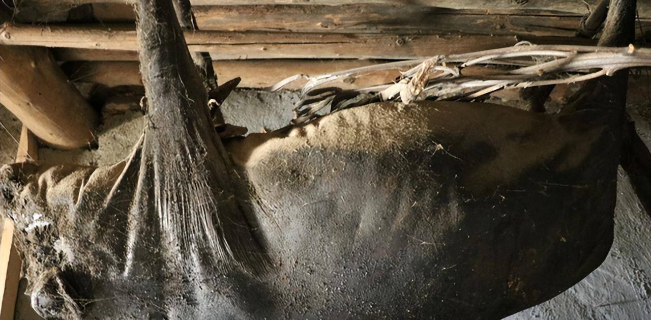 房梁上悬挂53年的四川臭猪肉，仅限招待贵宾，这肉真的还能吃吗？