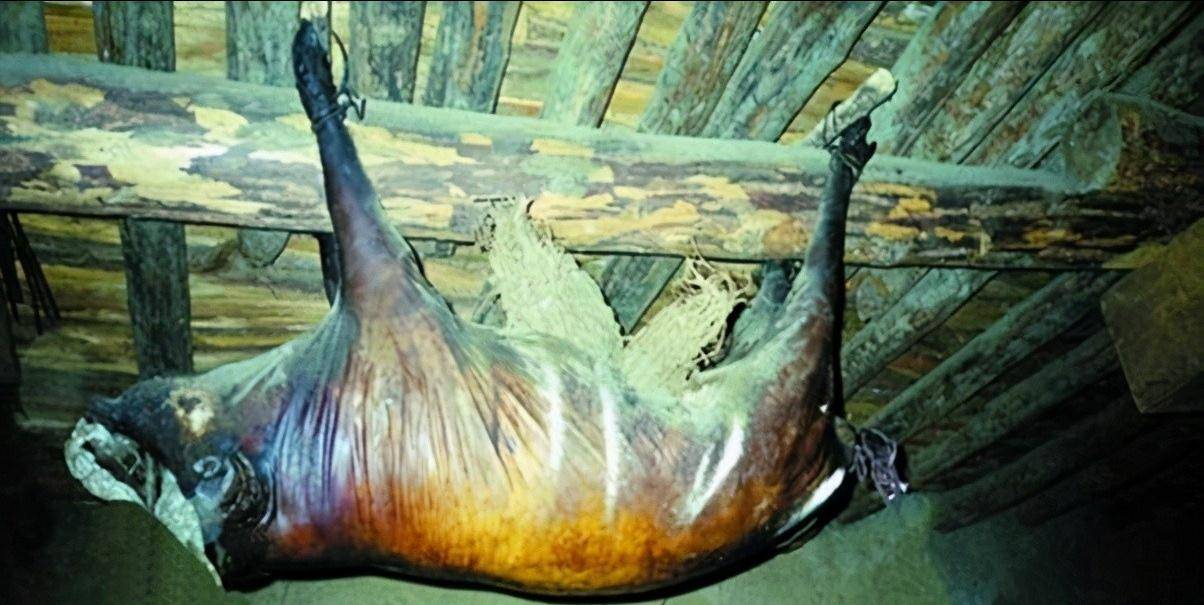 房梁上悬挂53年的四川臭猪肉，仅限招待贵宾，这肉真的还能吃吗？