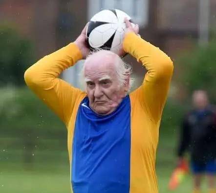 国外84岁老人酷爱足球，暮年依然可以打满90分钟