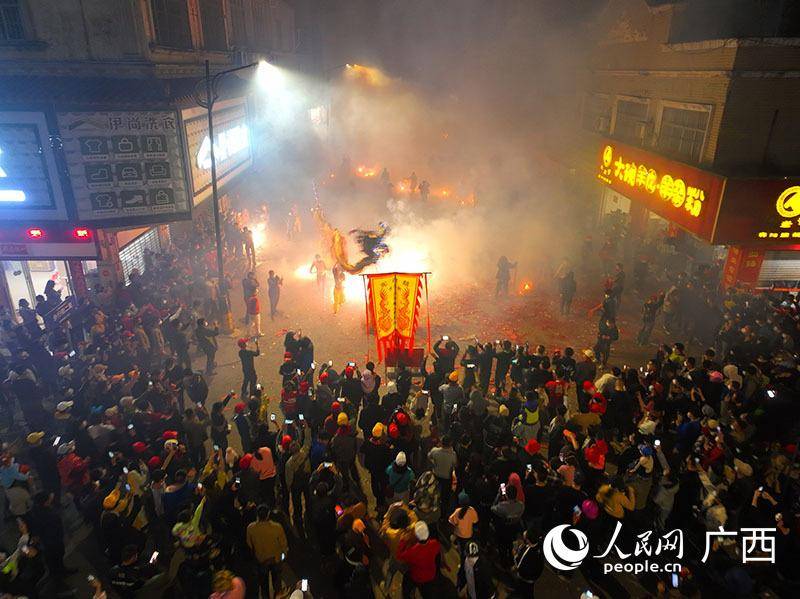 广西宾阳：非遗炮龙舞动迎元宵