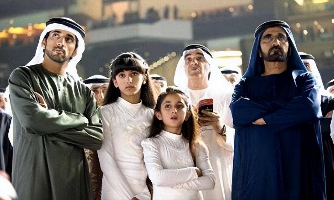 迪拜皇室王妃：正室从未露面，22年生12孩，二王妃受宠却走向离婚