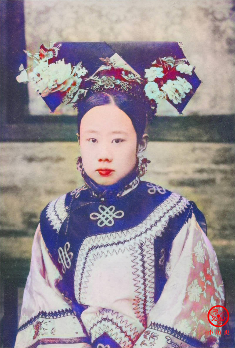 晚清彩色老照片：工人封装茶叶直接用脚踩，皇宫太监衣着华丽