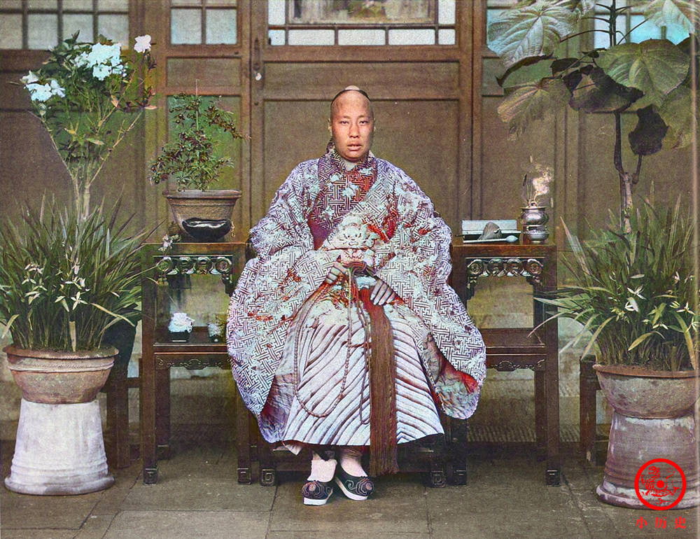 晚清彩色老照片：工人封装茶叶直接用脚踩，皇宫太监衣着华丽