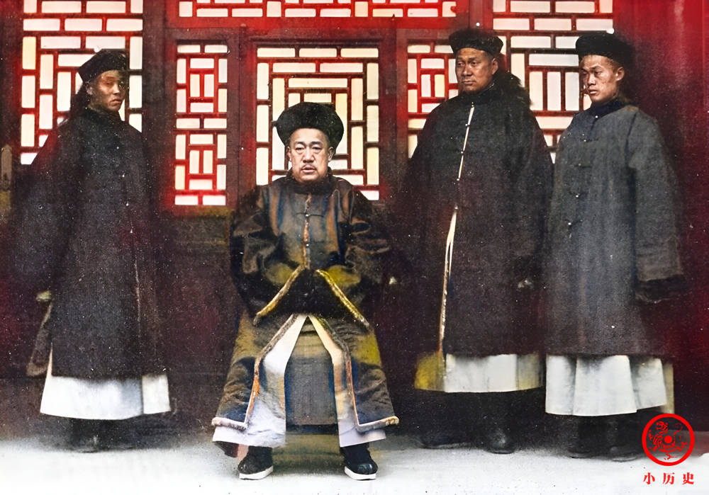 晚清彩色老照片：工人封装茶叶直接用脚踩，皇宫太监衣着华丽