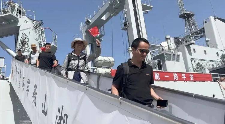 中国军舰搭载第二批撤离人员抵达沙特