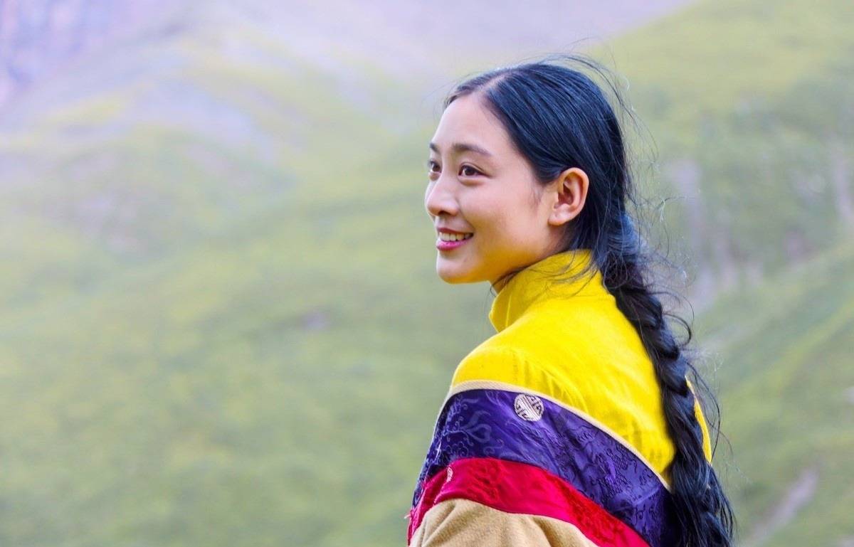 陕西小伙爱上21岁藏族姑娘，在她家干农活牧牛羊，恋爱4个月结婚