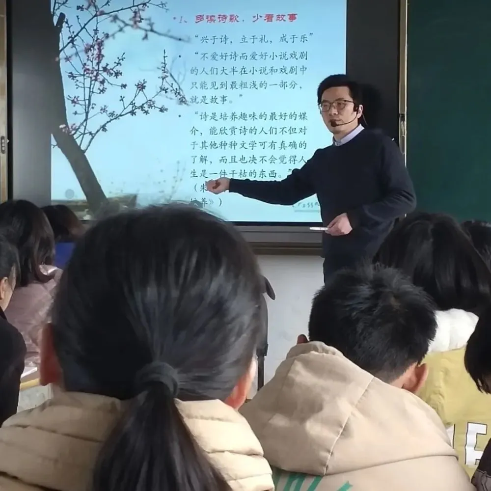 安庆师范大学文学院教授江飞到梅城镇中心学校做“语文老师首先应成为读书人和写作者”