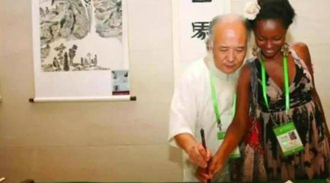 21岁非洲姑娘嫁53岁中国画家杨彦，7年后得到他全部财产