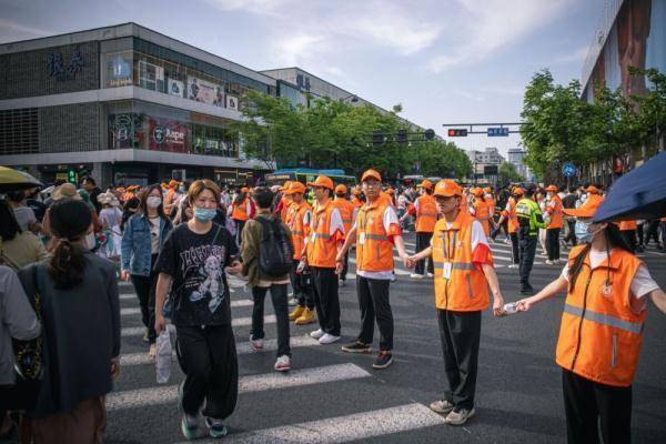 “五一”假期里的“西湖24小时”