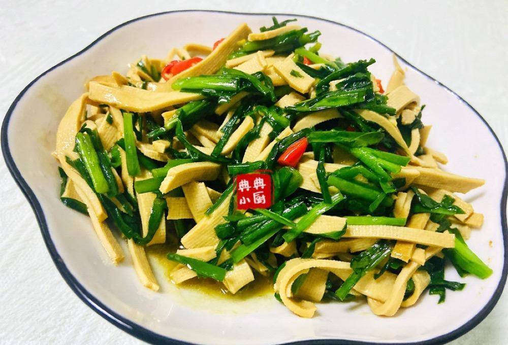 韭菜炒鸡蛋不想吃了，那韭菜炒千张，试试吧