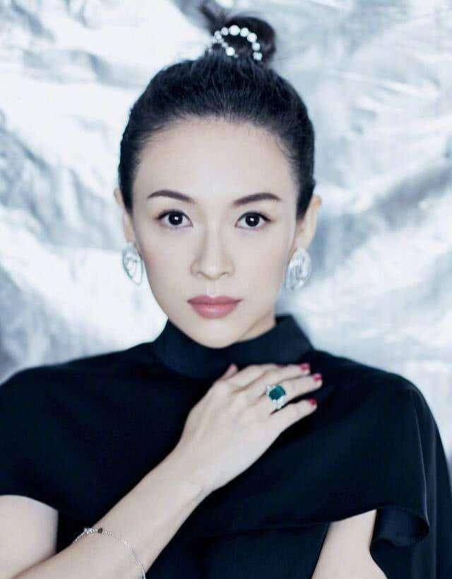 章子怡为汪峰庆祝父亲节！晒出老公和孩子合照，两个女儿意外抢镜