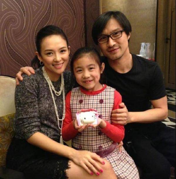 章子怡为汪峰庆祝父亲节！晒出老公和孩子合照，两个女儿意外抢镜