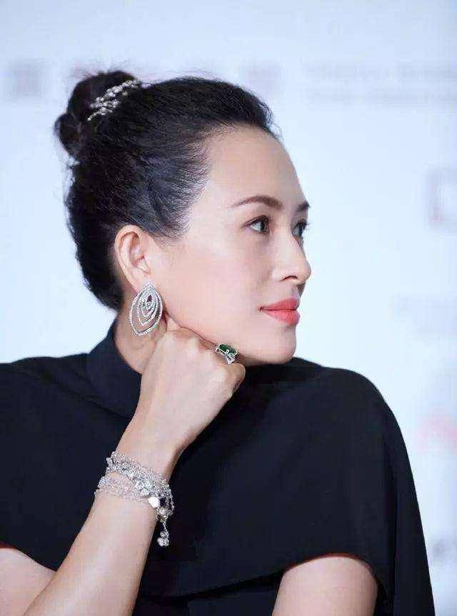 章子怡为汪峰庆祝父亲节！晒出老公和孩子合照，两个女儿意外抢镜