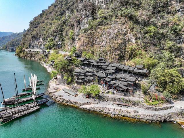 现实山水画：三峡吊脚楼点缀于山水之间，有着湖北最美的风景