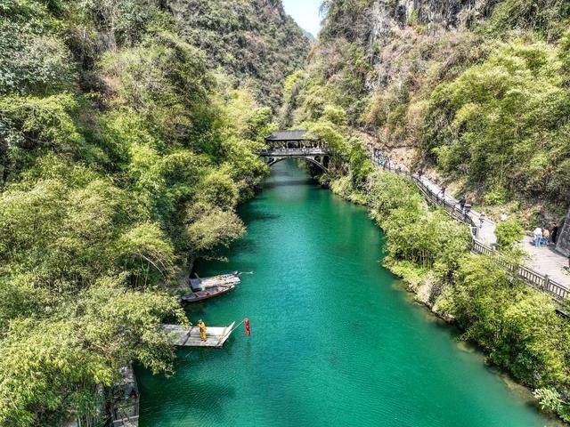 现实山水画：三峡吊脚楼点缀于山水之间，有着湖北最美的风景