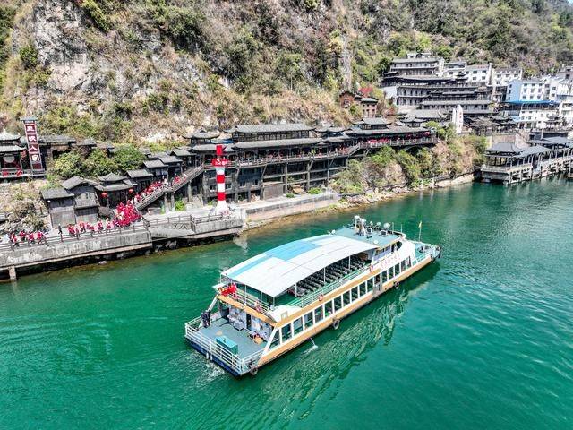 现实山水画：三峡吊脚楼点缀于山水之间，有着湖北最美的风景