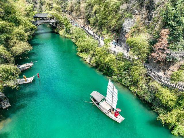 现实山水画：三峡吊脚楼点缀于山水之间，有着湖北最美的风景