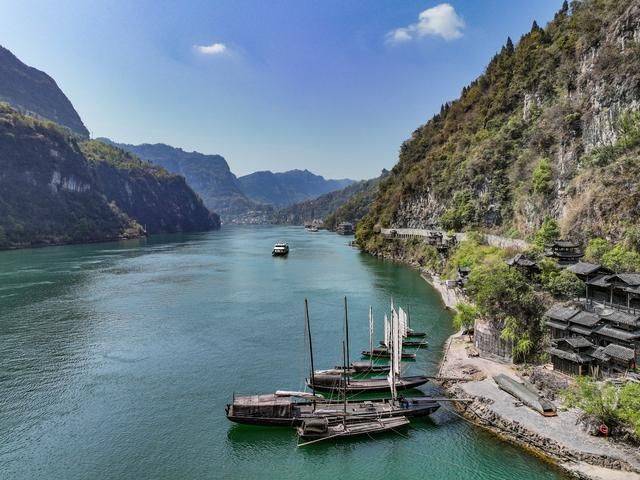 现实山水画：三峡吊脚楼点缀于山水之间，有着湖北最美的风景
