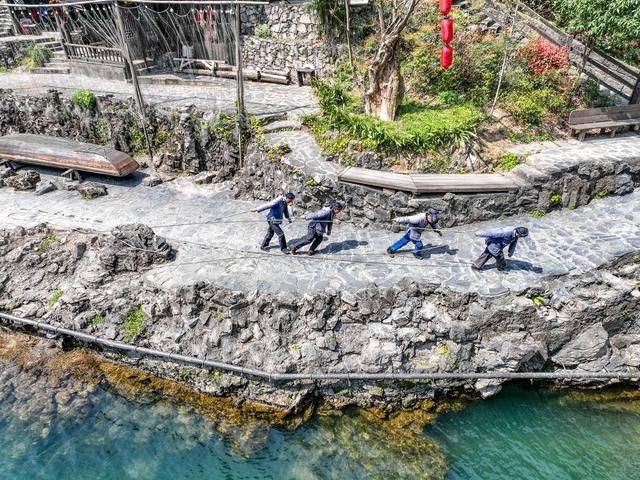 现实山水画：三峡吊脚楼点缀于山水之间，有着湖北最美的风景