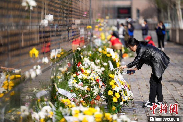 清明节河北唐山民众地震墙下寄哀思