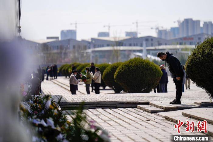 清明节河北唐山民众地震墙下寄哀思