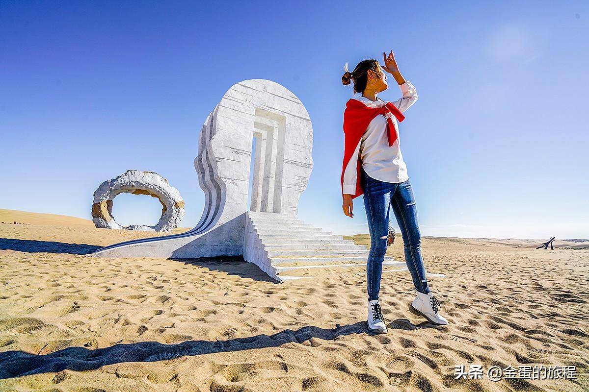 甘肃民勤的腾格里沙漠，搞特殊旅游，创造了一处人造沙漠艺术胜地