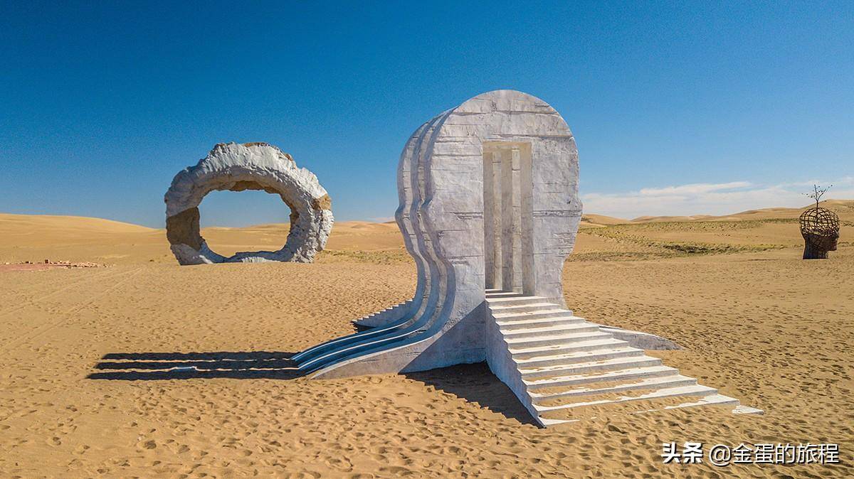 甘肃民勤的腾格里沙漠，搞特殊旅游，创造了一处人造沙漠艺术胜地