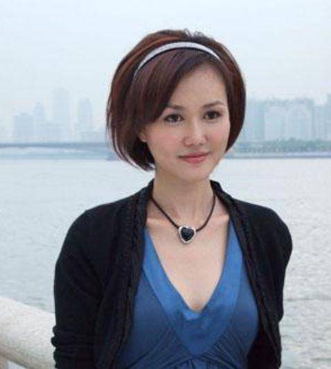 广东电视台主持人黄颖，离开《夜倾情》八年，48岁的她复出无望!