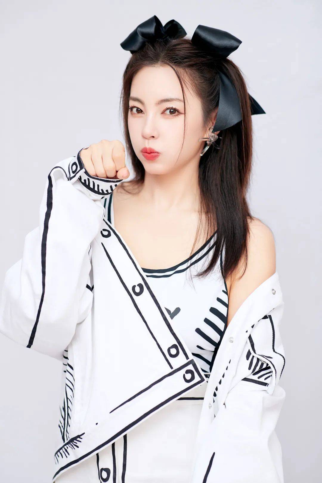 张雨绮，你知道你这么穿美炸了吗？！请继续保持
