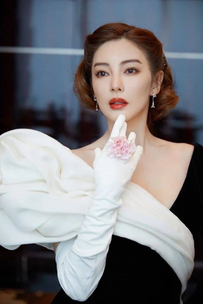 张雨绮，你知道你这么穿美炸了吗？！请继续保持
