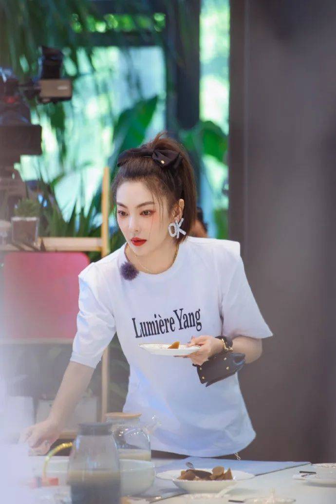张雨绮，你知道你这么穿美炸了吗？！请继续保持