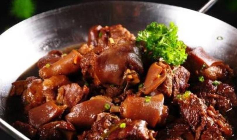 红焖羊肉，河南人的拿手菜，羊肉鲜嫩，味道纯正，三九天吃最适合