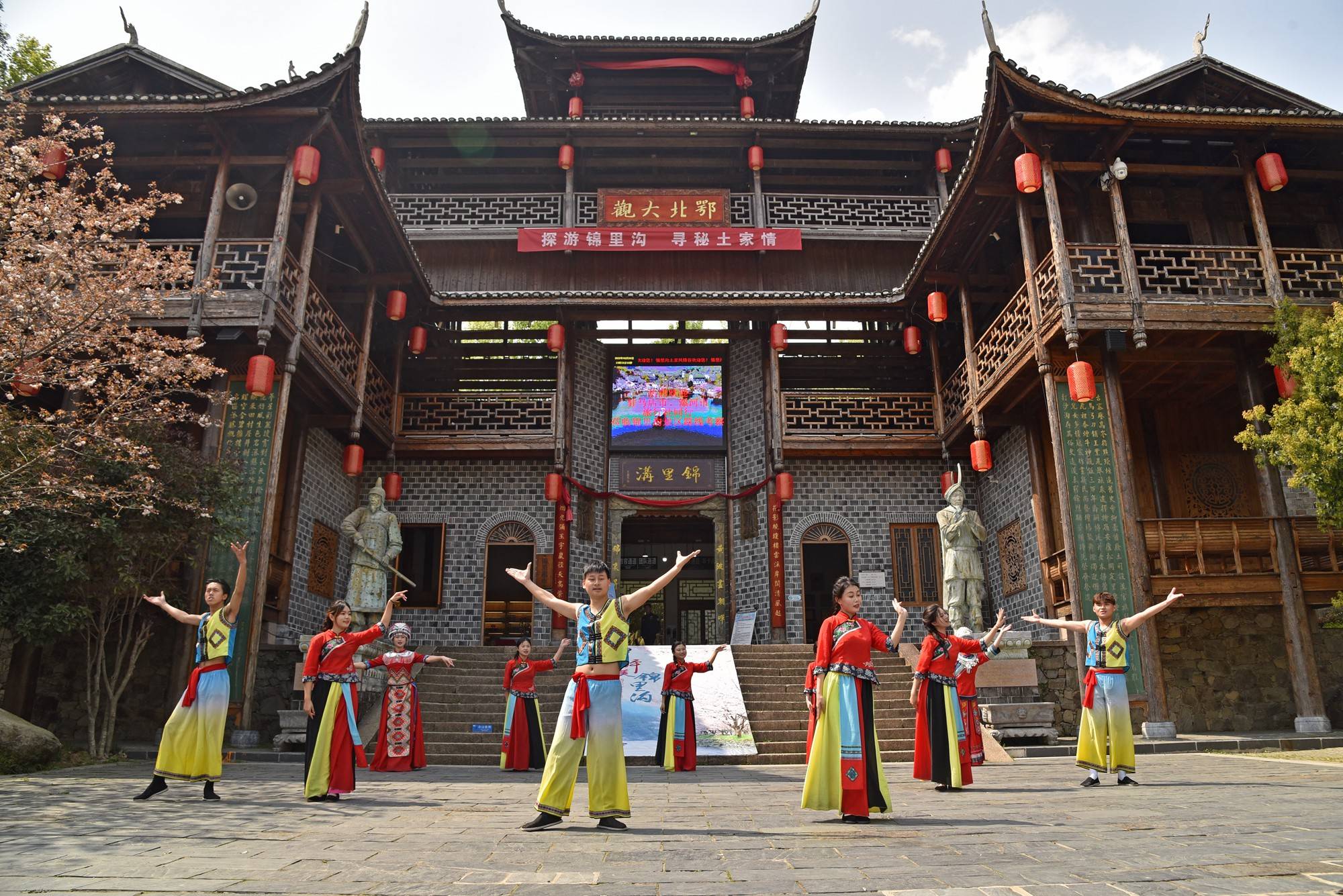 品乡土美食，住精品民宿，花海打卡拍美照，武汉春天这样玩就对了