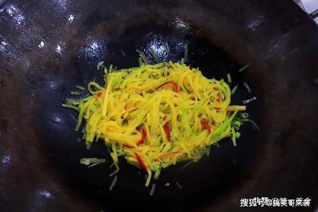 老南瓜可以熬粥，那嫩南瓜怎么吃？厨师长教你醋溜南瓜丝脆嫩酸爽