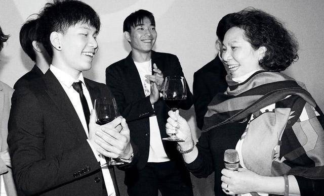 43岁陈坤给儿子庆18岁生日，周迅舒淇捧场，陈坤妈妈亮相祝贺孙子