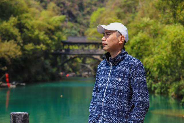 三峡人家风景区，传统的三峡吊脚楼，巴王寨民俗歌舞很有特色