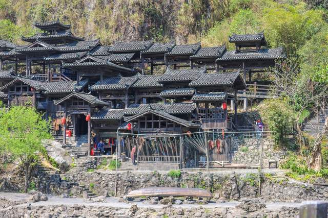 三峡人家风景区，传统的三峡吊脚楼，巴王寨民俗歌舞很有特色