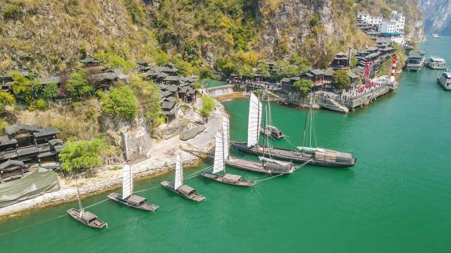 三峡人家风景区，传统的三峡吊脚楼，巴王寨民俗歌舞很有特色