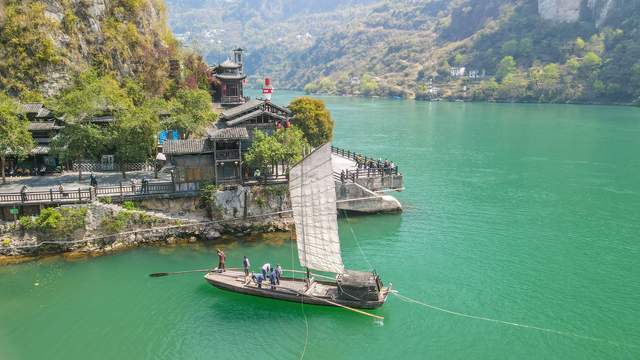 三峡人家风景区，传统的三峡吊脚楼，巴王寨民俗歌舞很有特色