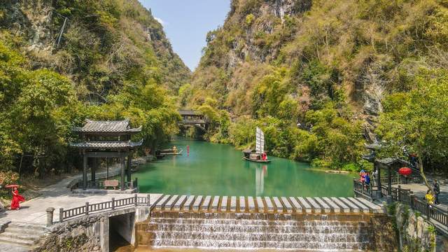 三峡人家风景区，传统的三峡吊脚楼，巴王寨民俗歌舞很有特色