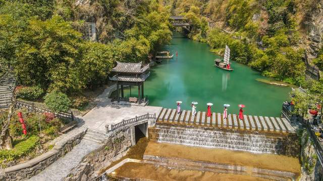 三峡人家风景区，传统的三峡吊脚楼，巴王寨民俗歌舞很有特色