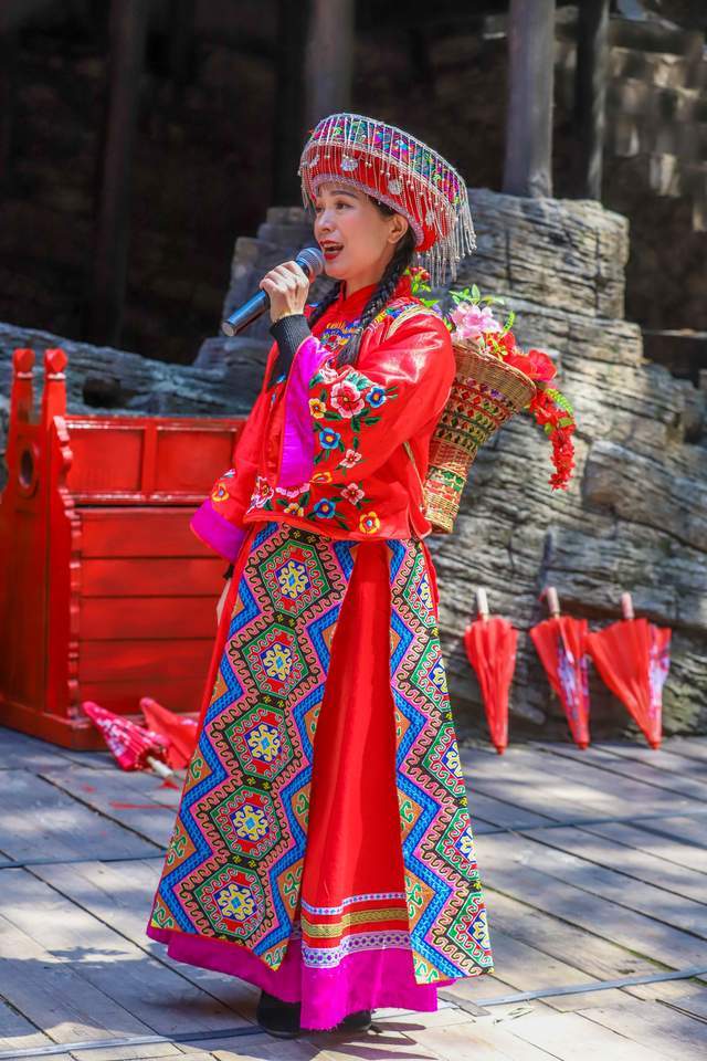 三峡人家风景区，传统的三峡吊脚楼，巴王寨民俗歌舞很有特色