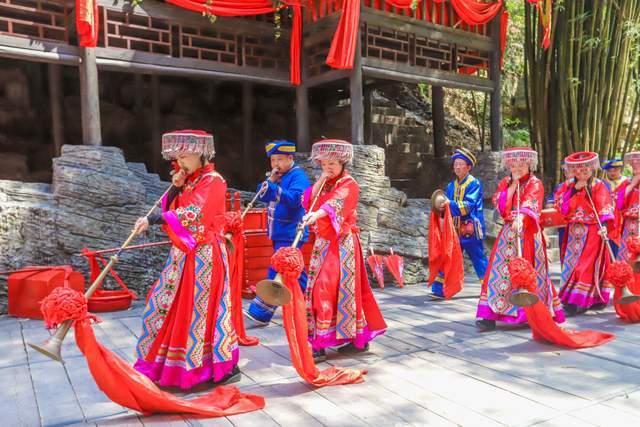 三峡人家风景区，传统的三峡吊脚楼，巴王寨民俗歌舞很有特色