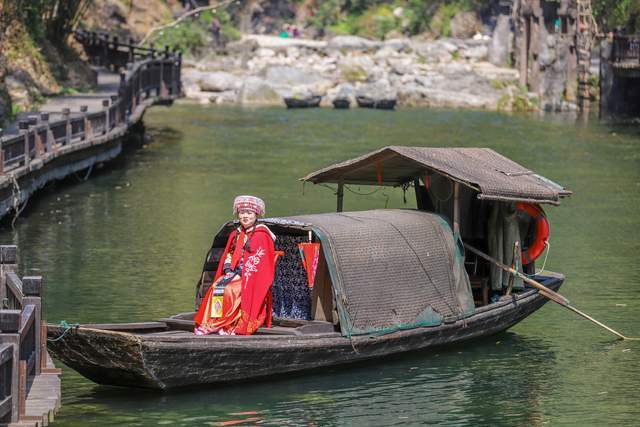 三峡人家风景区，传统的三峡吊脚楼，巴王寨民俗歌舞很有特色