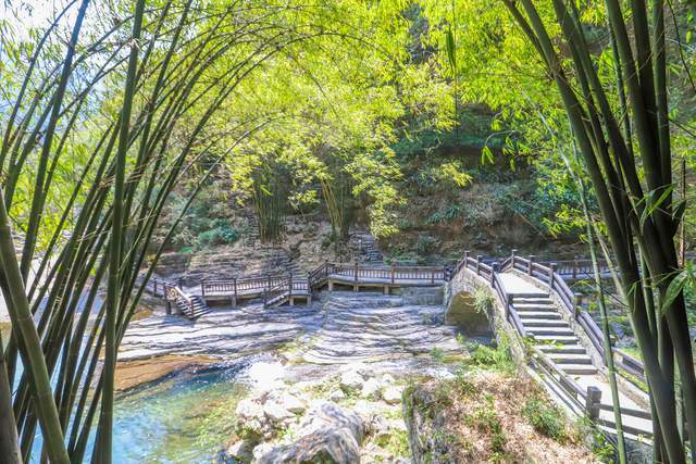 三峡人家风景区，传统的三峡吊脚楼，巴王寨民俗歌舞很有特色