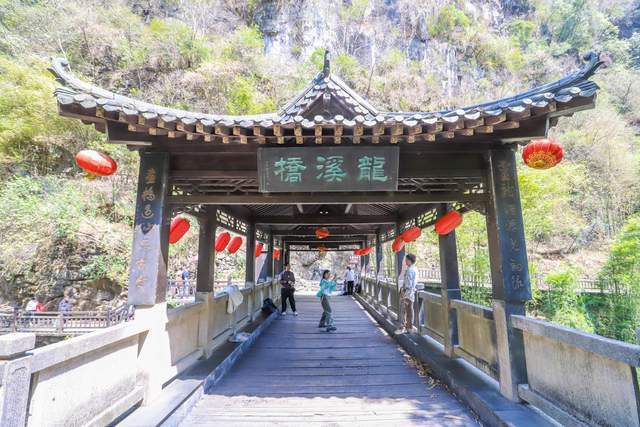 三峡人家风景区，传统的三峡吊脚楼，巴王寨民俗歌舞很有特色