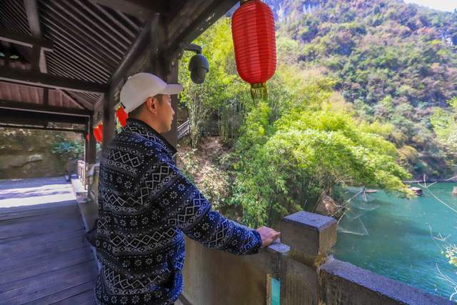 三峡人家风景区，传统的三峡吊脚楼，巴王寨民俗歌舞很有特色